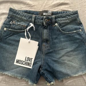 • Patch embroidery on the back 
• Two front pockets 
• Two back pockets